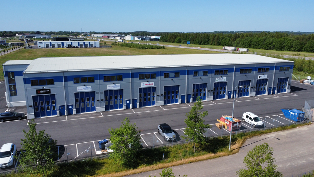 Översiktsbild på en stor byggnad i ett industriområde med skylten Ängamöllans företagspark.