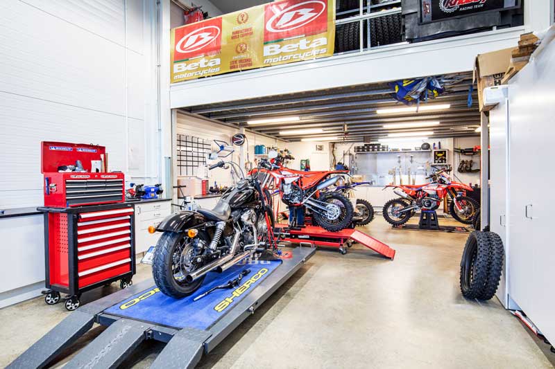 Stort garage med motorcykel